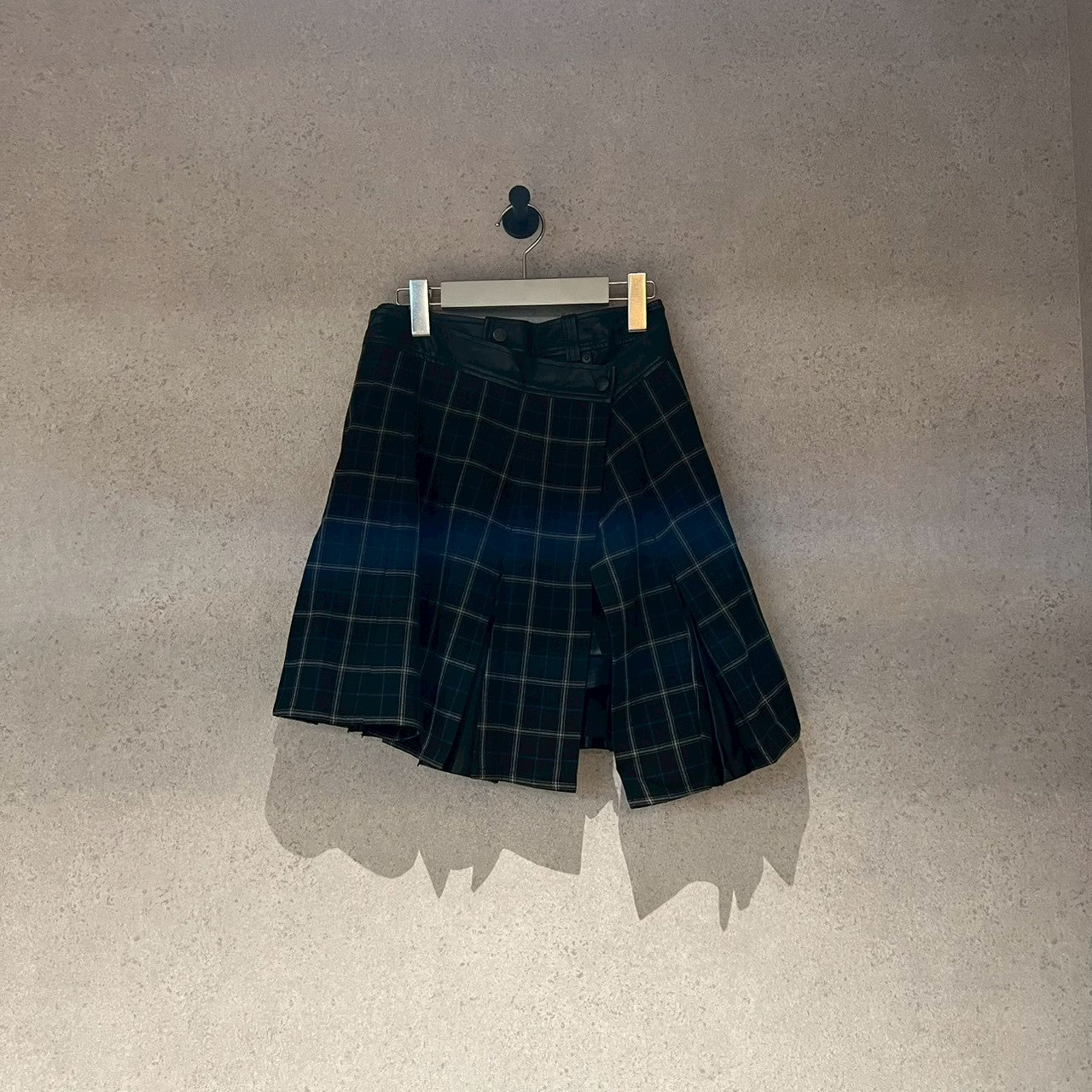 【Sample】ストレッチフェイクレザーショートパンツ×オックスチェック巻きスカート３ＷＡＹボトムス